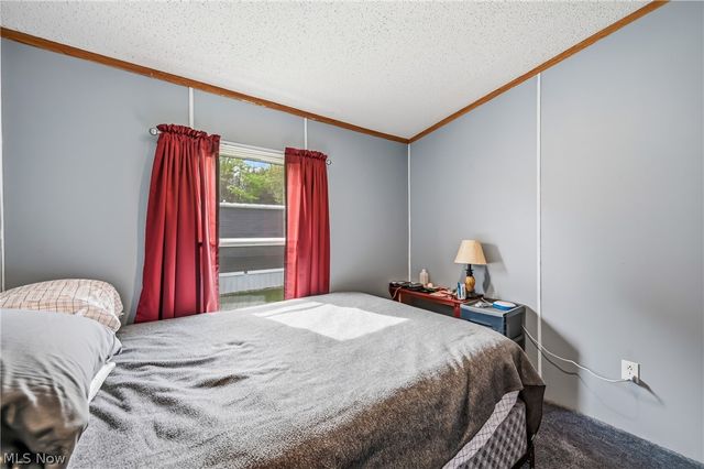 18 Oakwood Drive, Beloit, OH 44609