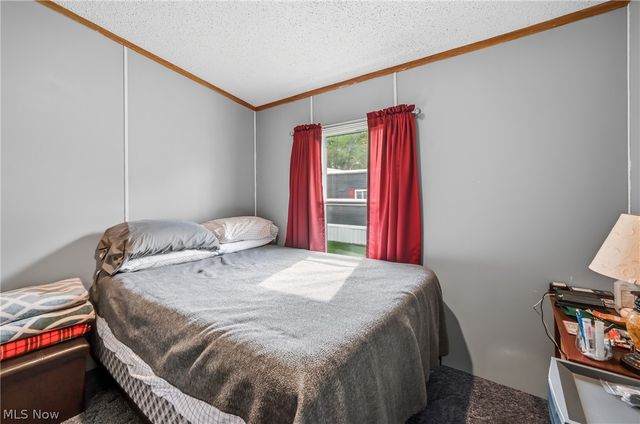18 Oakwood Drive, Beloit, OH 44609