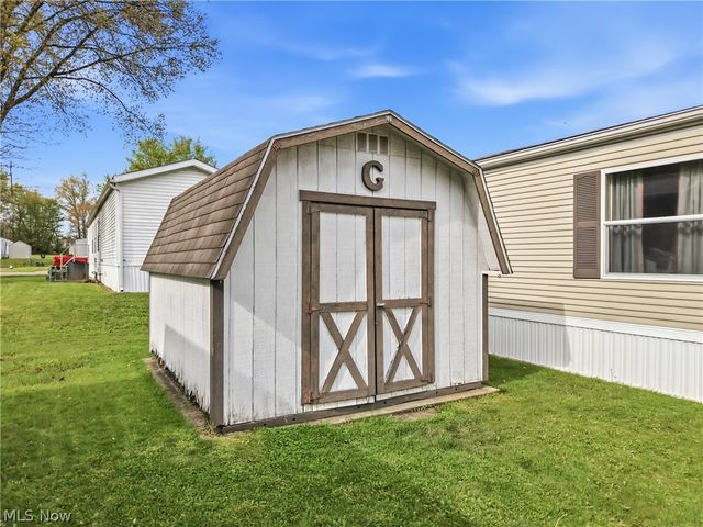 18 Oakwood Drive, Beloit, OH 44609