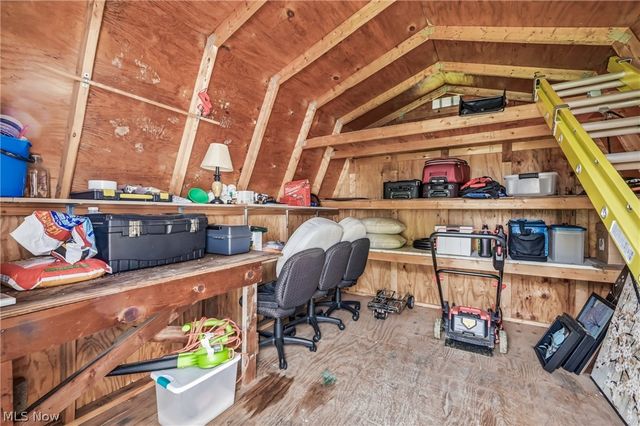 18 Oakwood Drive, Beloit, OH 44609