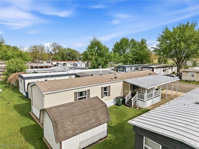 18 Oakwood Drive, Beloit, OH 44609