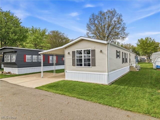 18 Oakwood Drive, Beloit, OH 44609
