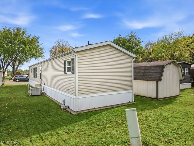 18 Oakwood Drive, Beloit, OH 44609