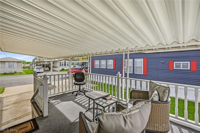 18 Oakwood Drive, Beloit, OH 44609