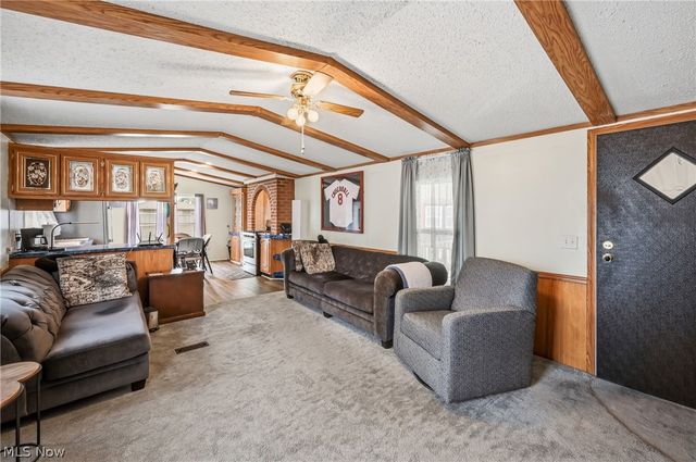 18 Oakwood Drive, Beloit, OH 44609