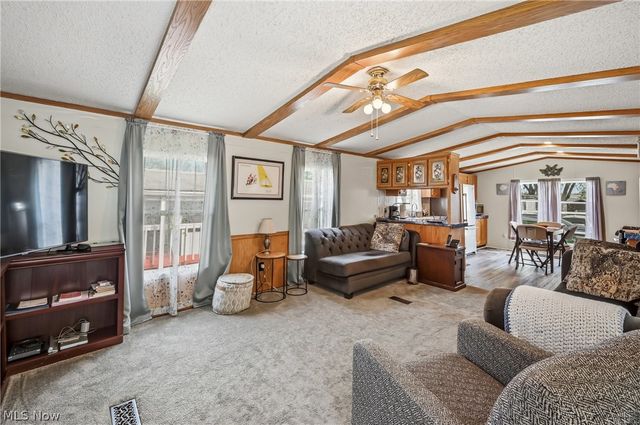 18 Oakwood Drive, Beloit, OH 44609