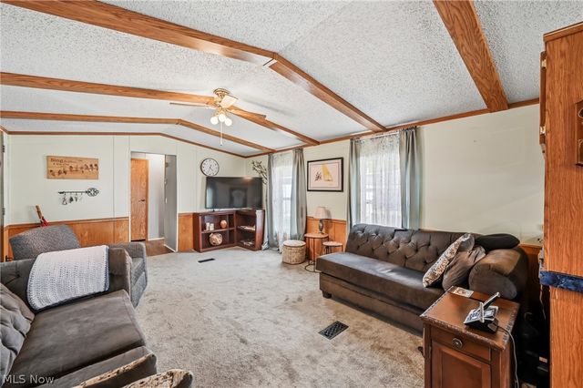 18 Oakwood Drive, Beloit, OH 44609