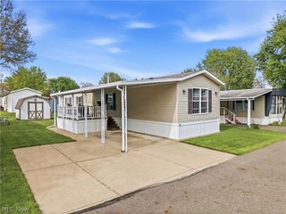 18 Oakwood Drive, Beloit, OH 44609