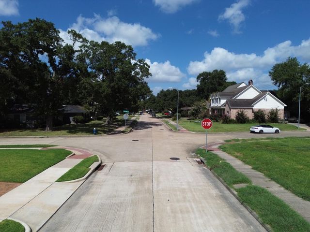 5346 Schumacher Ln, Houston, TX 77056