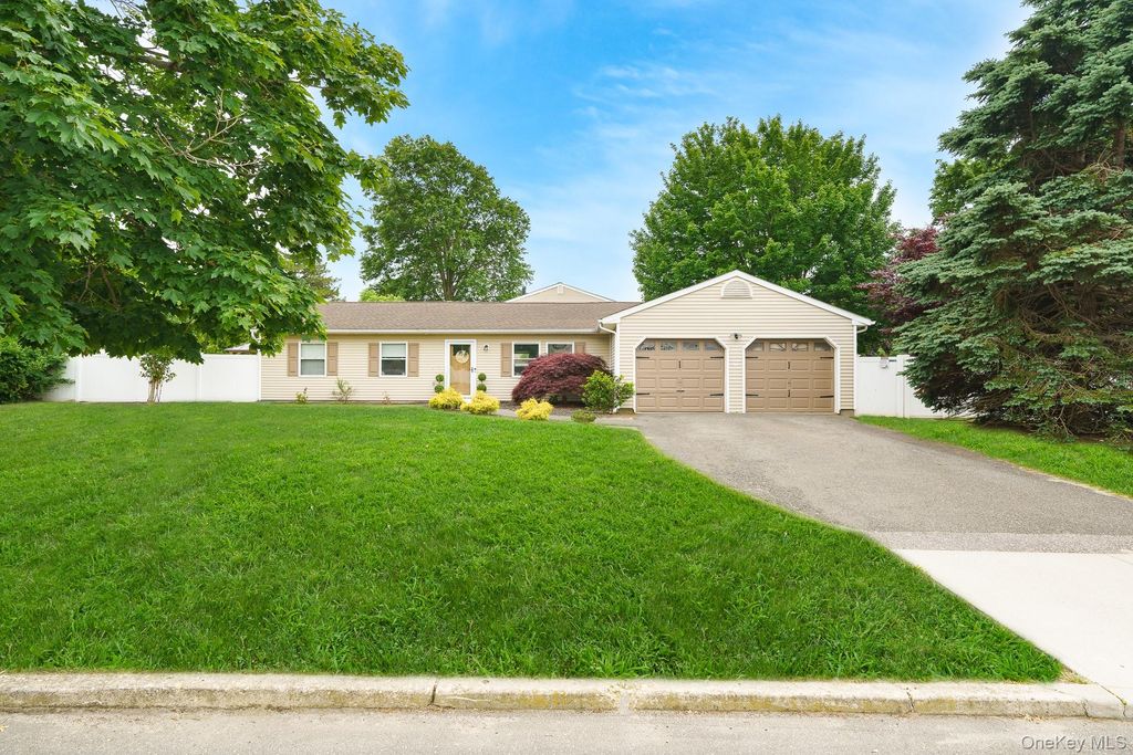 2 Michael Avenue, Bellport, NY 11713