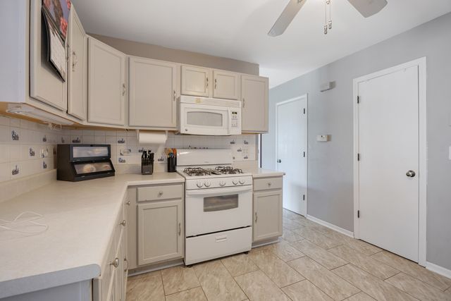 1320 Jenna Drive B, South Elgin, IL 60177