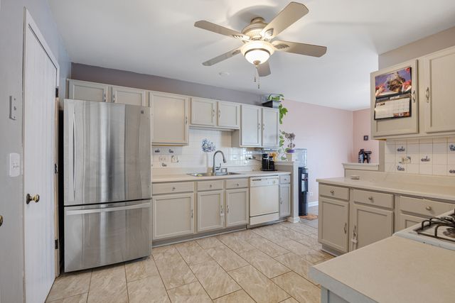 1320 Jenna Drive B, South Elgin, IL 60177