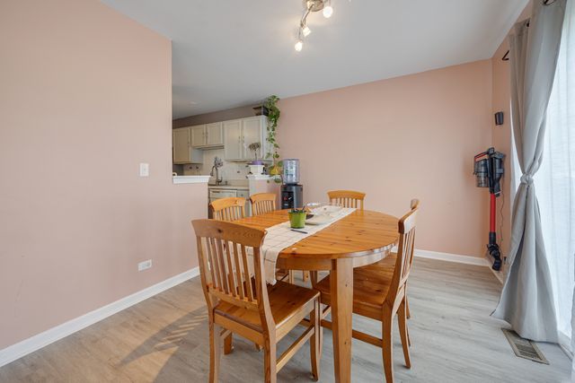 1320 Jenna Drive B, South Elgin, IL 60177