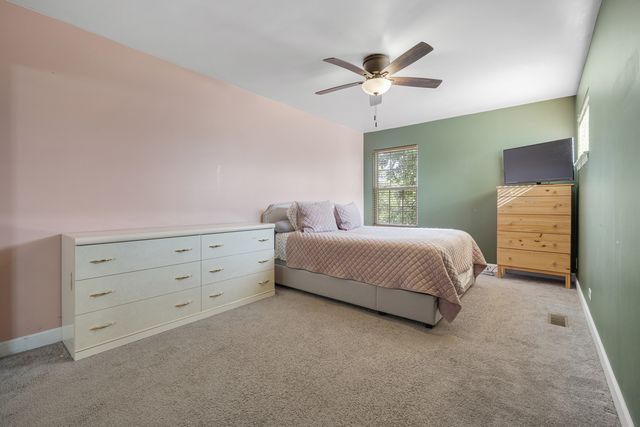 1320 Jenna Drive B, South Elgin, IL 60177