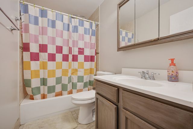 1320 Jenna Drive B, South Elgin, IL 60177