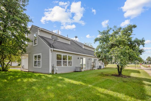 1320 Jenna Drive B, South Elgin, IL 60177