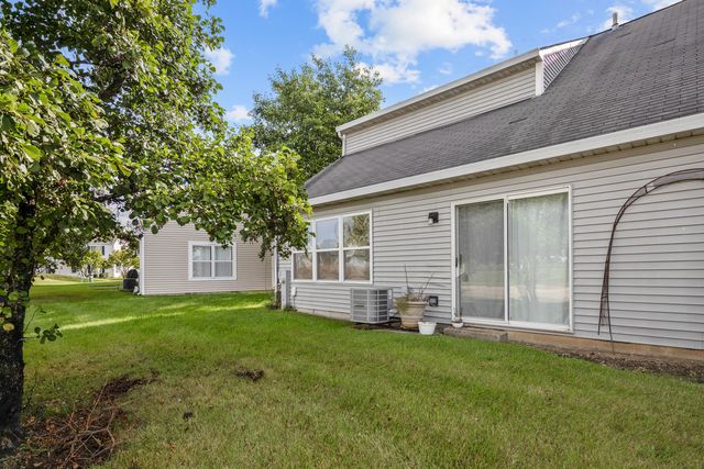 1320 Jenna Drive B, South Elgin, IL 60177