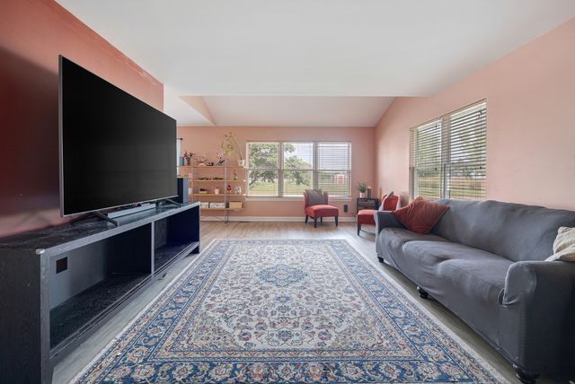 1320 Jenna Drive B, South Elgin, IL 60177