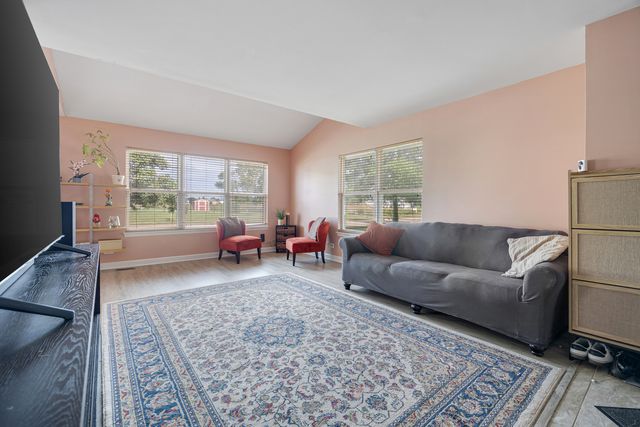 1320 Jenna Drive B, South Elgin, IL 60177