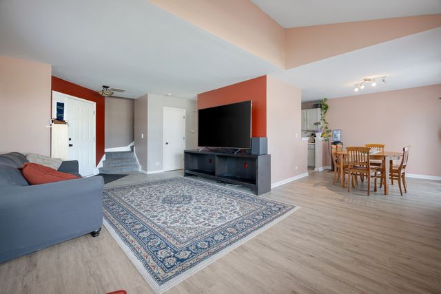 1320 Jenna Drive B, South Elgin, IL 60177