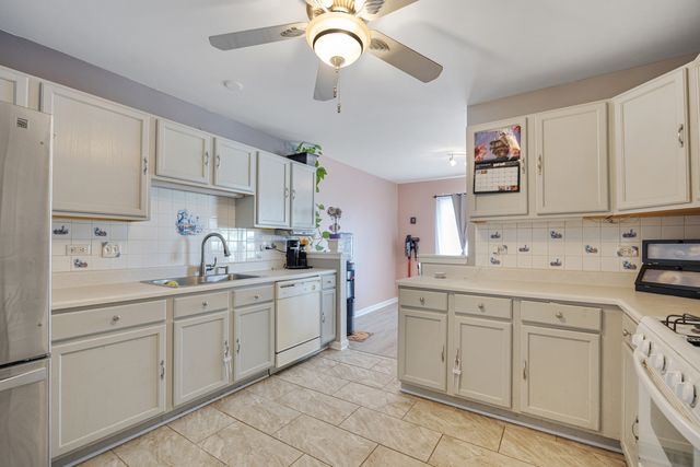 1320 Jenna Drive B, South Elgin, IL 60177