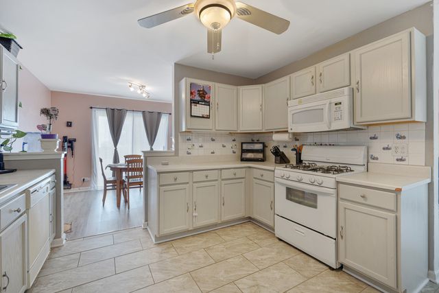 1320 Jenna Drive B, South Elgin, IL 60177