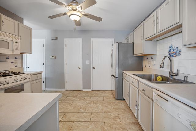 1320 Jenna Drive B, South Elgin, IL 60177