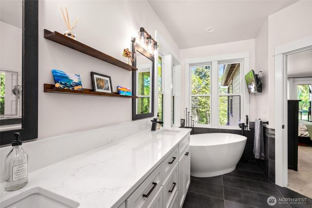 17345 Olympic Pl, Mount Vernon, WA 98274