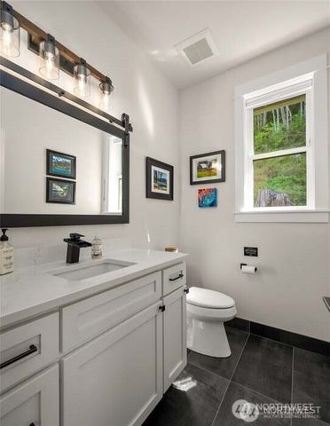 17345 Olympic Pl, Mount Vernon, WA 98274