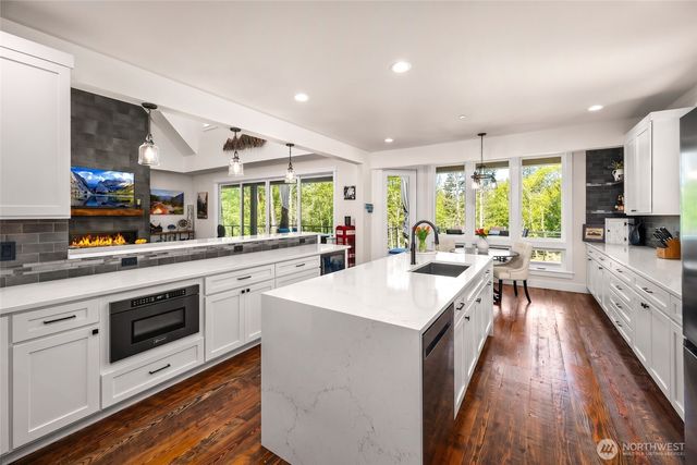 17345 Olympic Pl, Mount Vernon, WA 98274