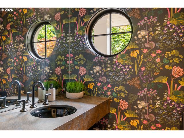 12727 S IRON MOUNTAIN Blvd, Portland, OR 97219