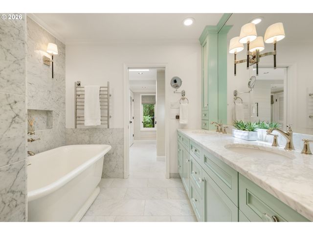 12727 S IRON MOUNTAIN Blvd, Portland, OR 97219