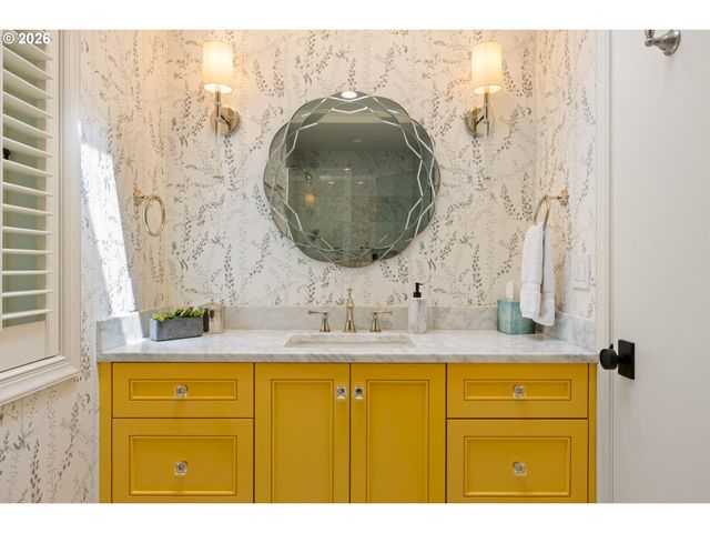 12727 S IRON MOUNTAIN Blvd, Portland, OR 97219