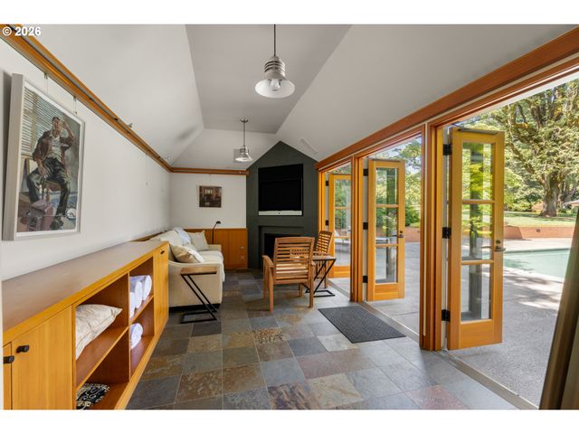 12727 S IRON MOUNTAIN Blvd, Portland, OR 97219