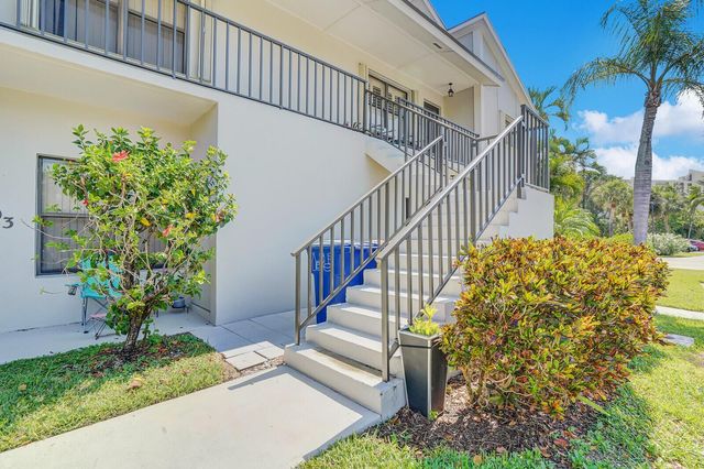 102 Clubhouse Circle, Jupiter, FL 33477