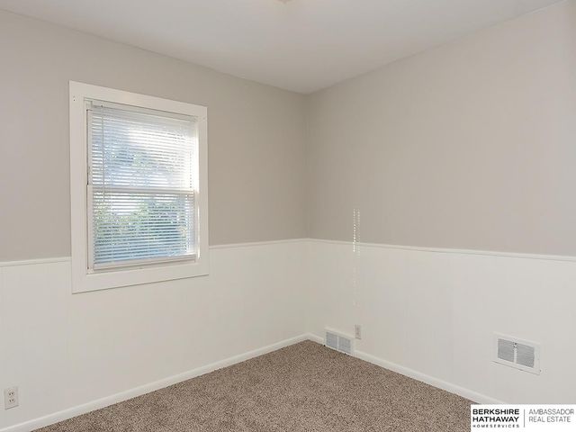 6912 Seward Street, Omaha, NE 68104