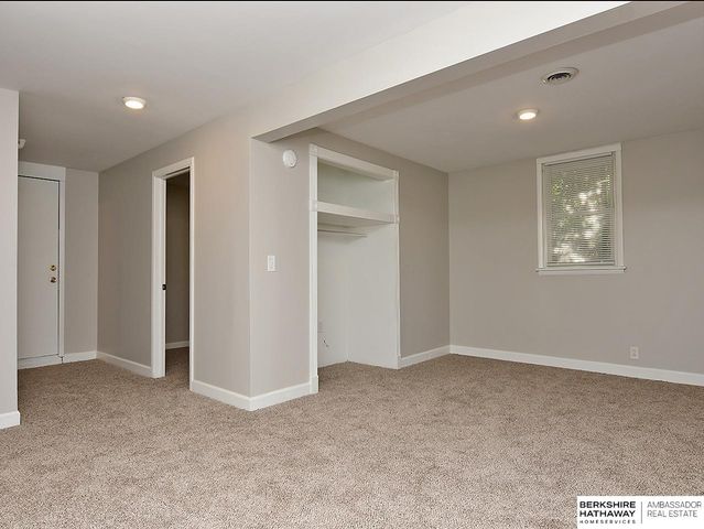 6912 Seward Street, Omaha, NE 68104