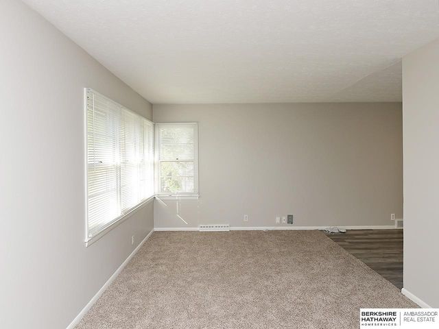 6912 Seward Street, Omaha, NE 68104