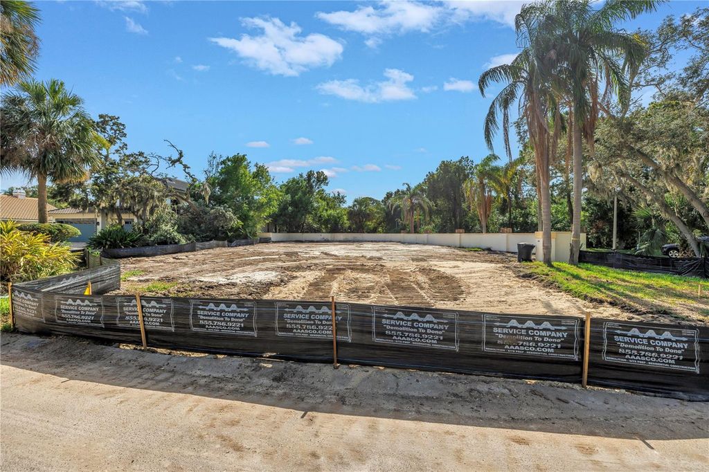 Image 2 of property listing at 4690 LAUREL OAK LANE NE, St Petersburg, FL 33703