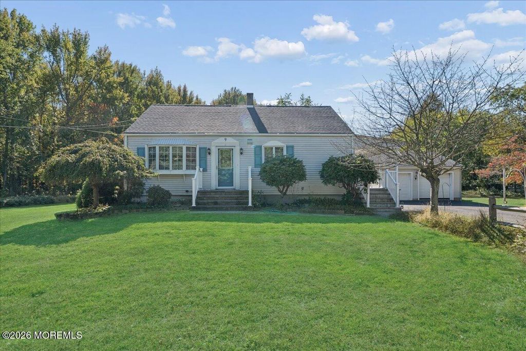 9 Ikes Lane, Manalapan, NJ 07726