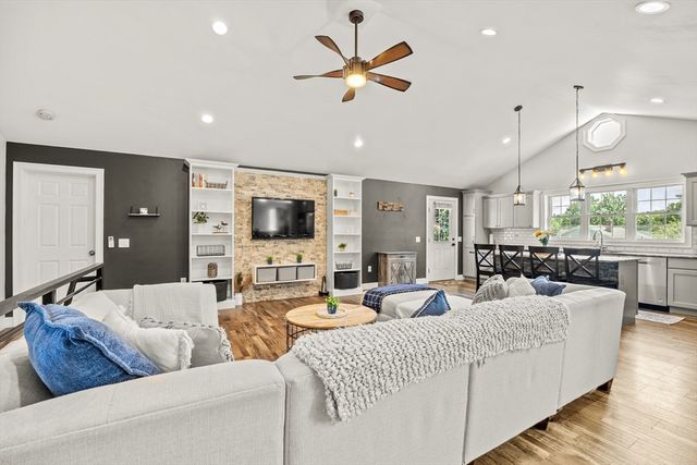 20 Mountain View St, South Hadley, MA 01075