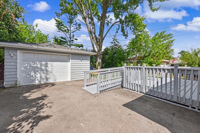 6715 N 78th STREET, Milwaukee, WI 53223