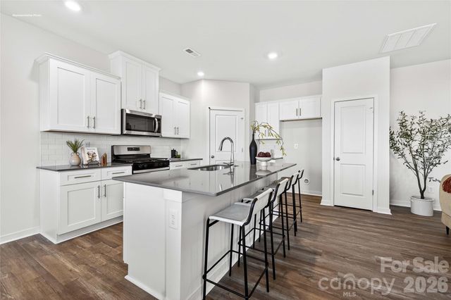 1445 7th Street Drive NE, Hickory, NC 28601