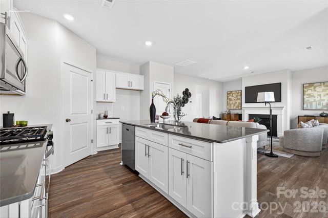 1445 7th Street Drive NE, Hickory, NC 28601