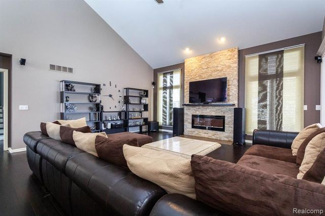 49683 Yale Drive, Macomb, MI 48044