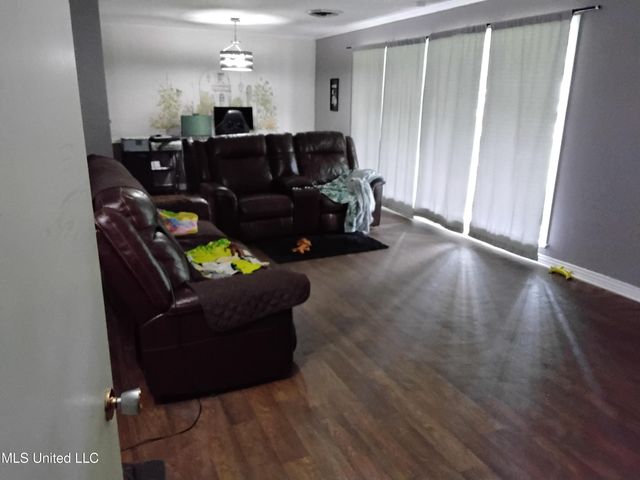807 Line Drive, Forest, MS 39074