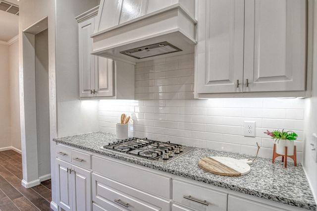 3325 Valley Hollow, Norman, OK 73071
