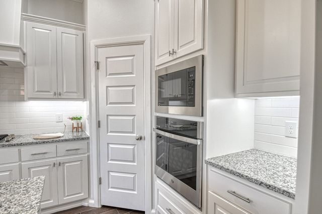 3325 Valley Hollow, Norman, OK 73071