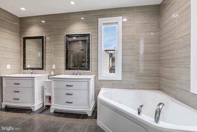 606 S BARTON ST, Arlington, VA 22204
