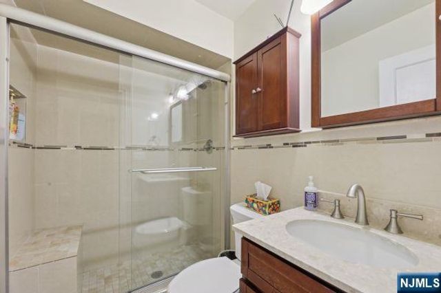 8 Gordon Road, Bergenfield, NJ 07621